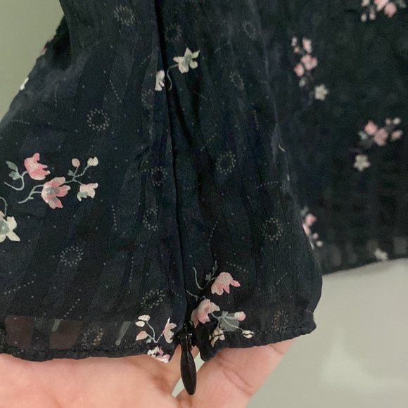 Banana Republic silk floral top - Picture 6 of 6